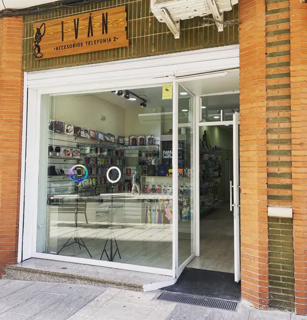 Fachada de Iván Telefonía 2 en la avenida de Andalucía 2, Linares