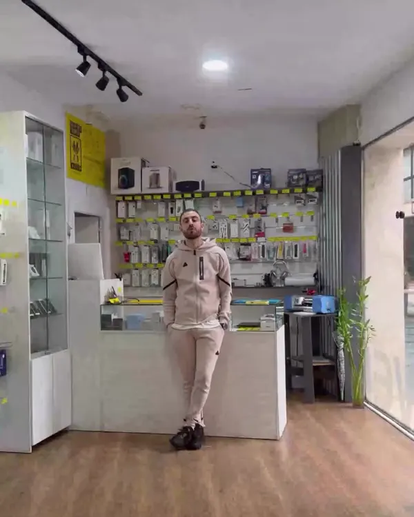 Interior de la tienda Iván Telefonía en la calle Canalejas 18, Linares
